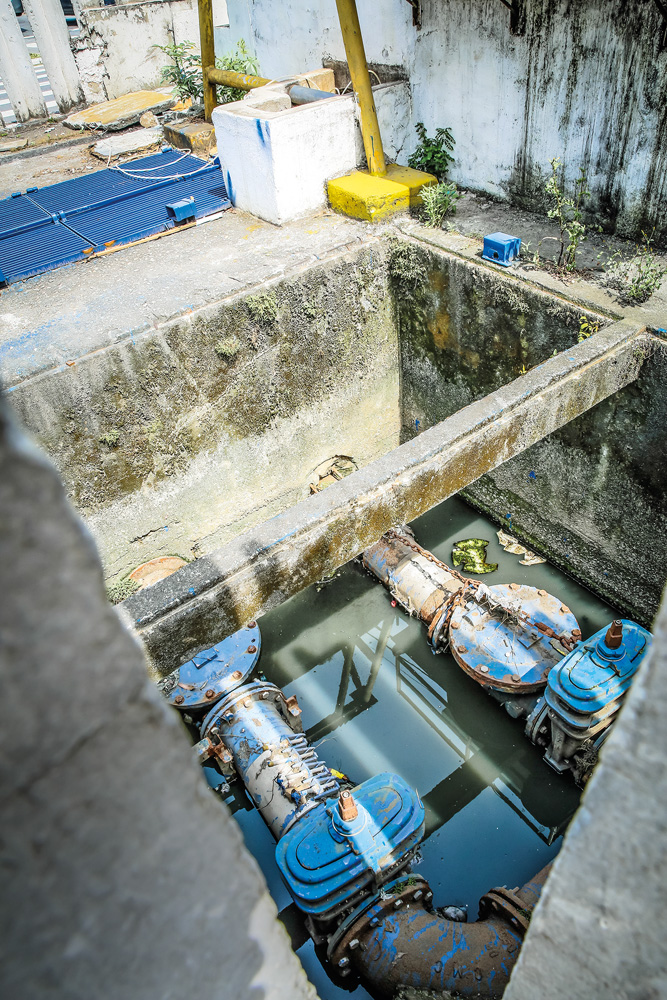 Sabesp equipamentos imundados A imagem mostra equipamentos, um pouco enferrujados, submersos em uma água suja.