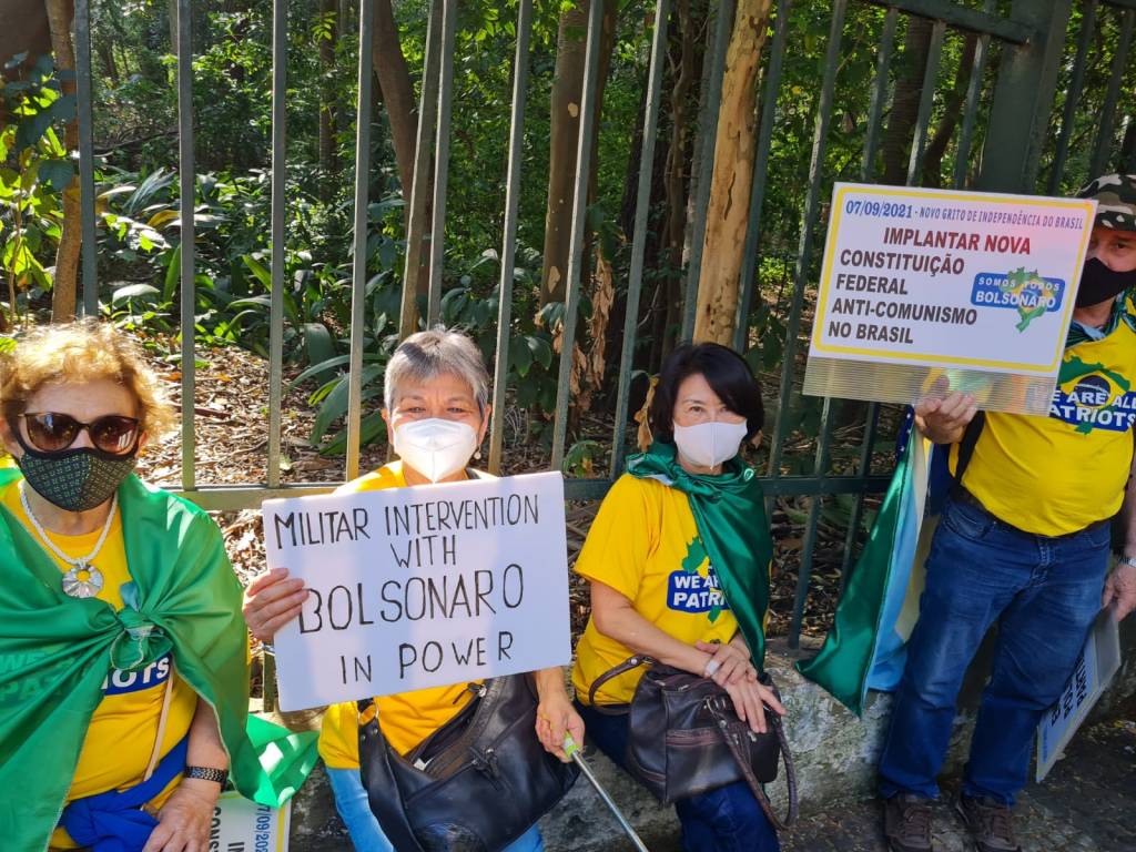protesto jair bolsonaro avenida paulista Imagem mostra três senhoras, uma dela segura um cartaz que diz: militar intervention with bolsonaro in power