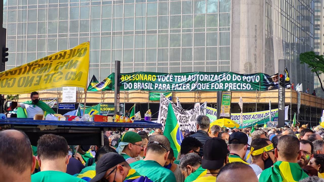 Imagem mostra trecho da Avenida Paulista cheia de manifestantes