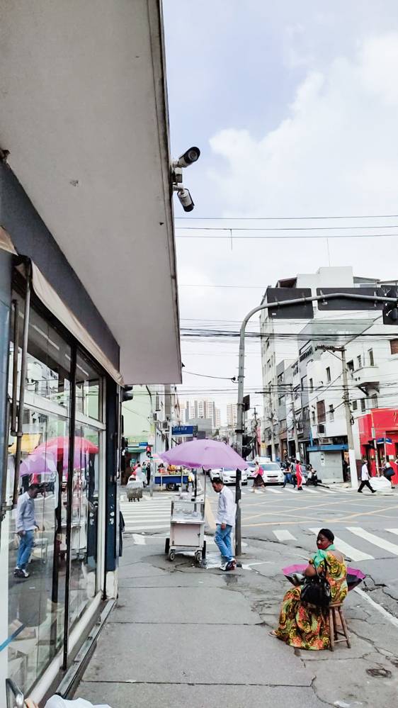 câmeras-brás-fracasso-projeto-city-câmeras-baixa-adesão-público-prefeitura-promete-repaginação rua do brás com câmeras instaladas em telhado de estabelecimento, no topo da imagem