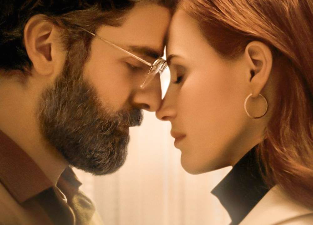 A imagem mostra Chastain e Isaac nariz a nariz, com os olhos fechados, encostando testa e testa.