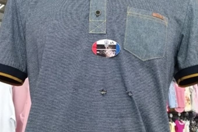 furos-de-bala-roupa-estragos-lojas-araçatuba-confronto-quadrilha-polícia detalhe de furos de bala em camisa cinza