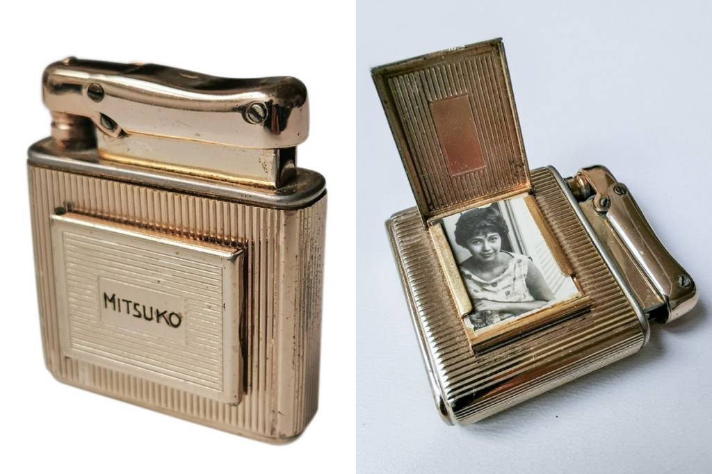 isqueiro-antigo-foto-reencontro-amor-depois-de-55-anos-a-carta-amarela-mary-porto-Raymond-Widmer-nosso-louco-amor.JPG imagem dividida em duas: à esquerda, foto tirada em estúdio de isqueiro antigo com a escrita mitsuko; à direita, esse mesmo esqueiro com uma abertura em que uma foto de mary aparece