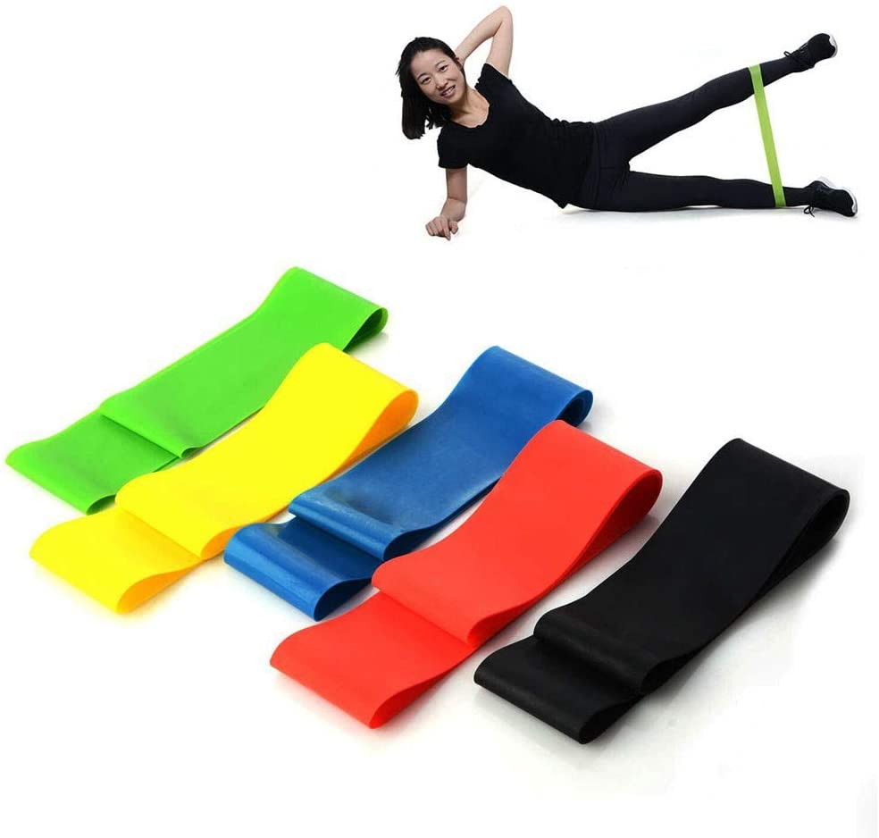 kit faixas Cinco faixas de exercício coloridas e ao fundo uma mulher utilizando uma delas nas perdas deitada