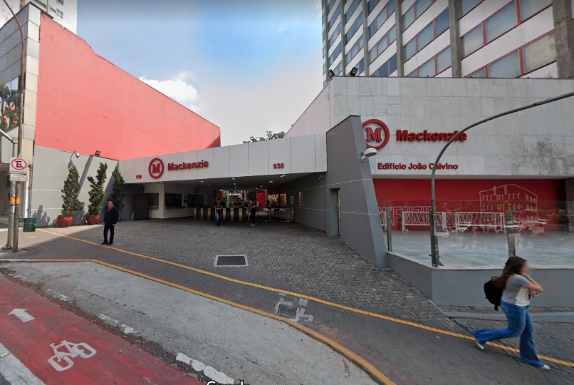 Estudante aparece com foto de suástica em aula do Mackenzie