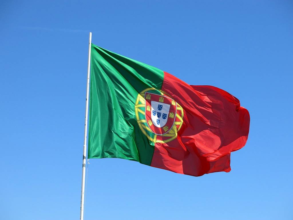 Imagem mostra bandeira de Portugal tremulando