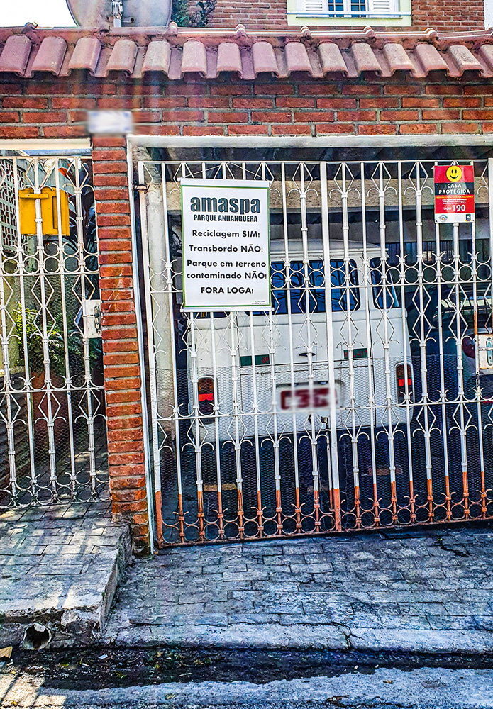 vila jaguara1.jpg No portão de uma casa, um banner escrito: