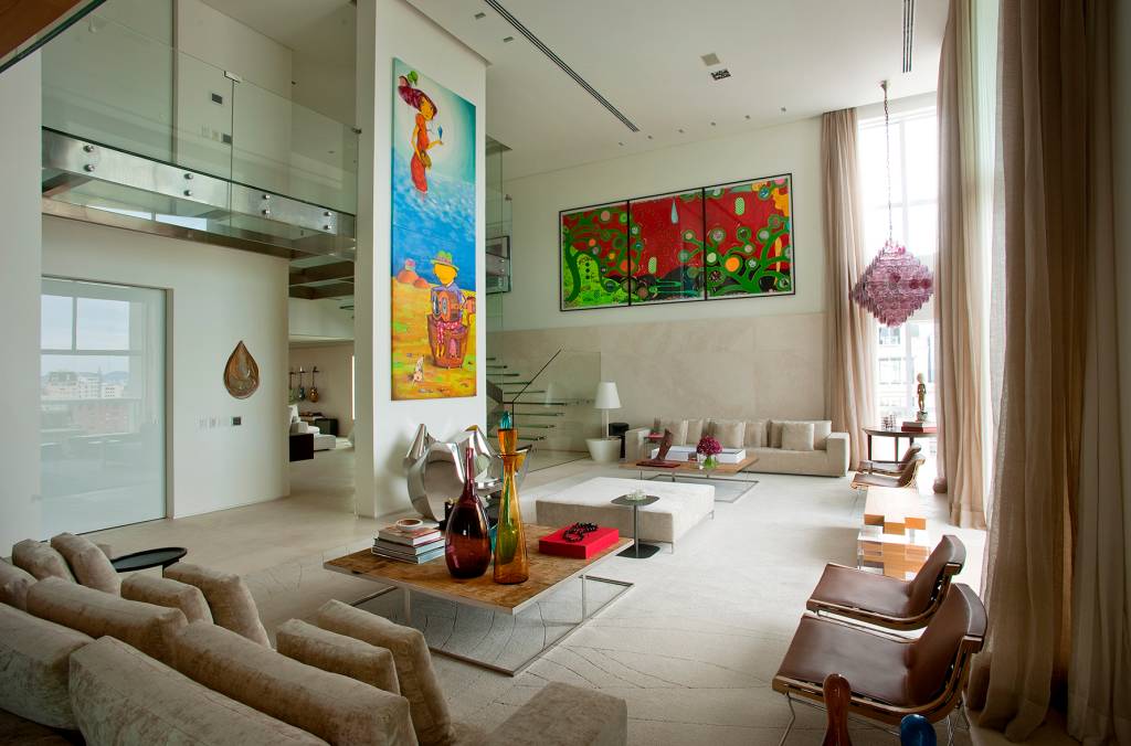 sala de luxo imagem da sala de estar de luxo com quadros coloridos na parede