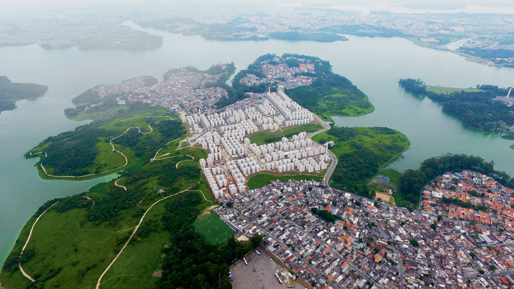 Jardim Apurá e represa Foto aérea da região do Jardim Apurá. Na terra, prédios de residencial e, nono entorno, a Represa Billings. Área verde à esquerda e à direita do condomínio é do Parque dos Búfalos