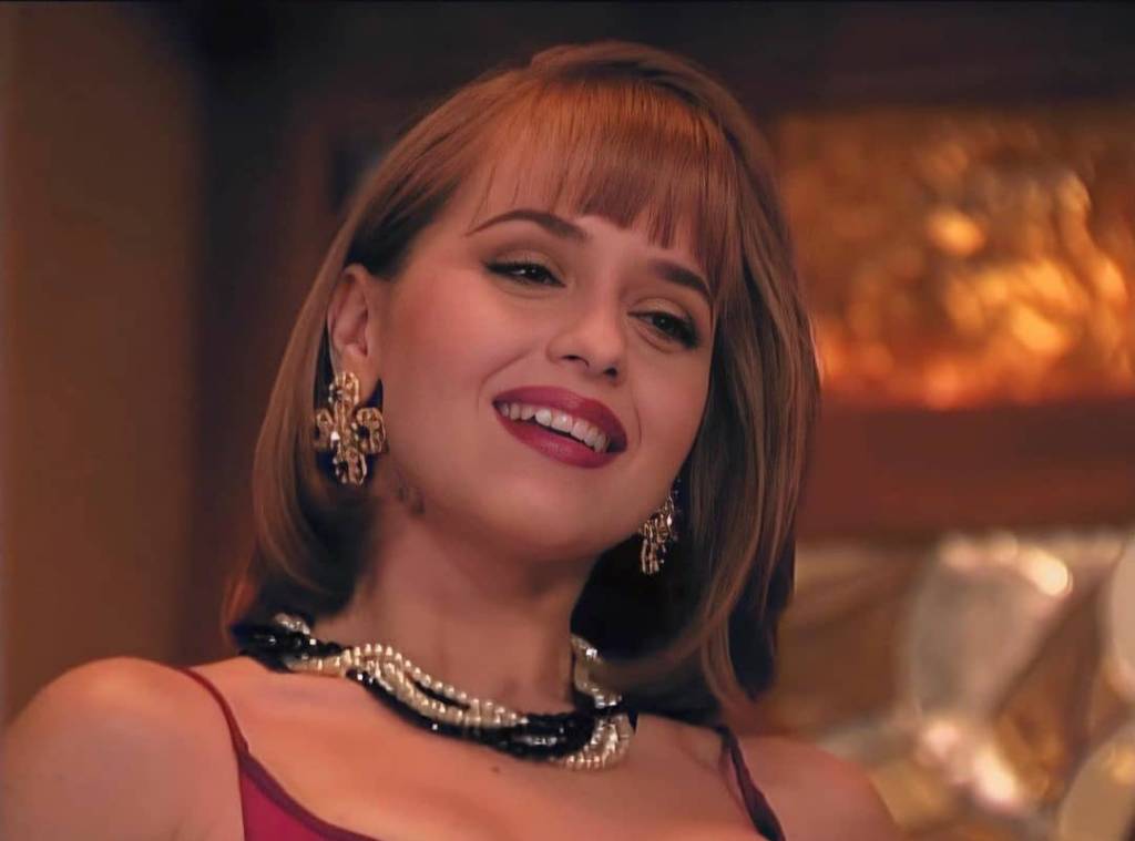 A imagem mostra Gabriela Spanic, mais jovem, sorrindo com a cabeça inclinada levemente para o lado.