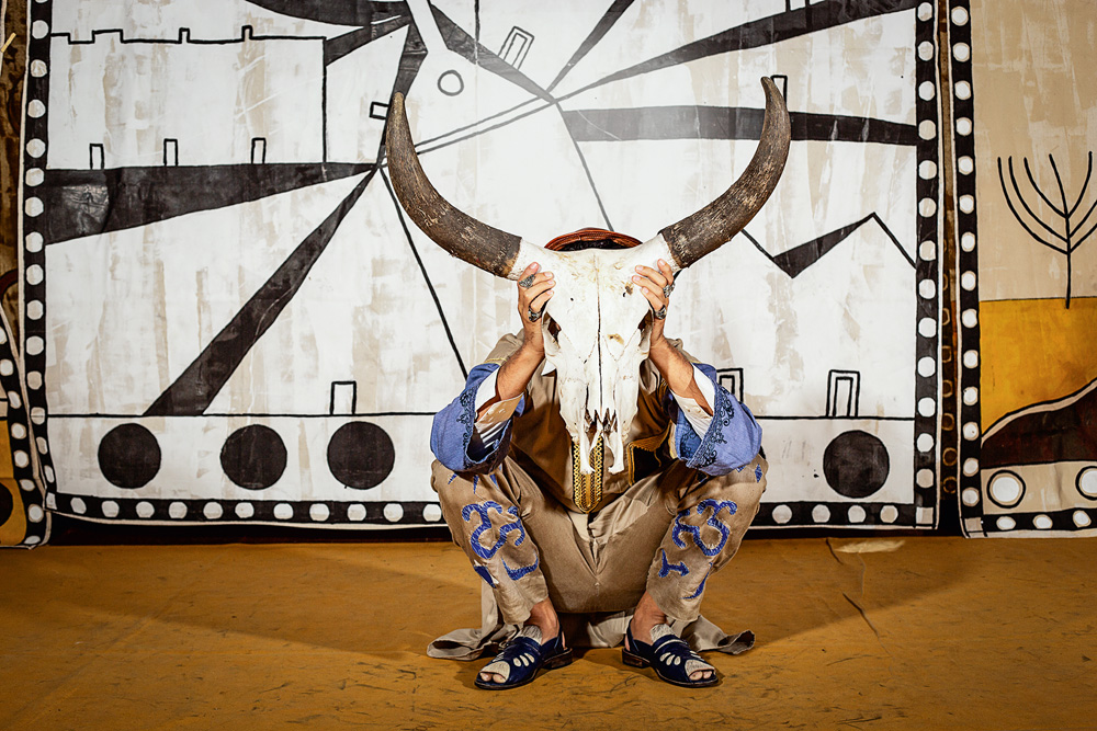 Reedição de peça de Ariano Suassuna traz pinturas de filho do dramaturgo