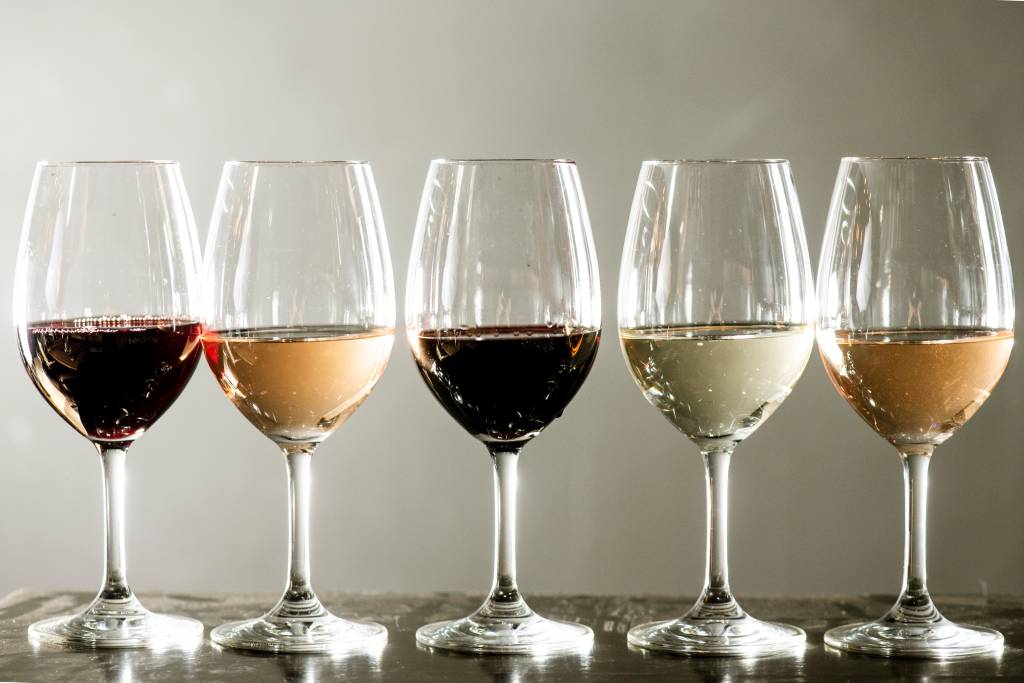 Comer & Beber 2021 – Bardega Taças de vinhos com diferentes variedades alinhadas lado a lado.