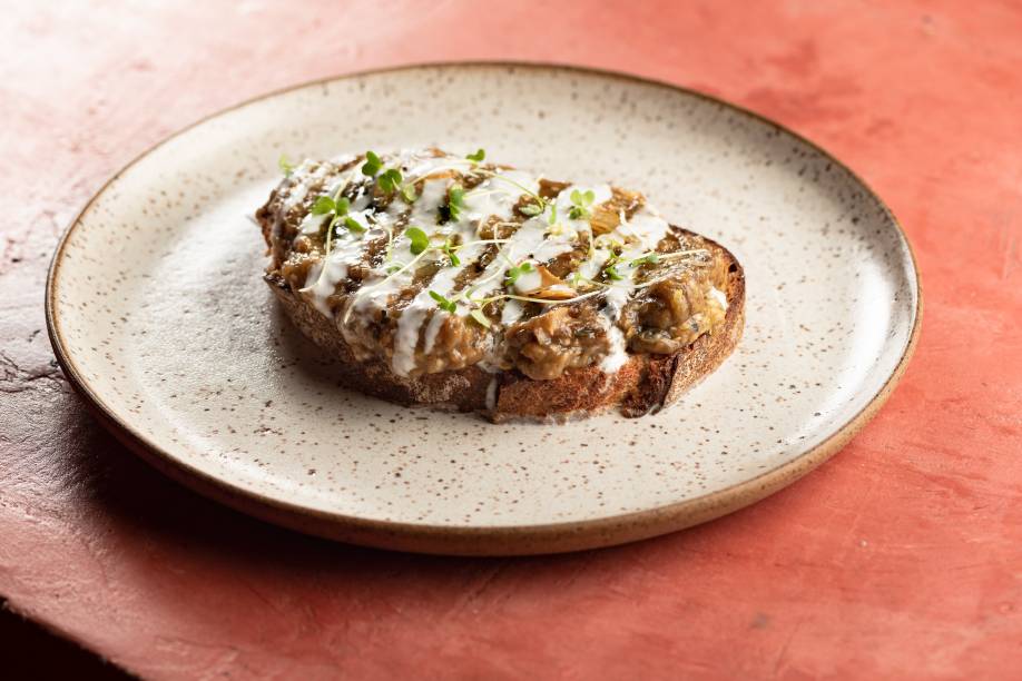 Torrada de berinjela: uma das opções de comes do cardápio Torrada de berinjela: uma das opções de comes do cardápio