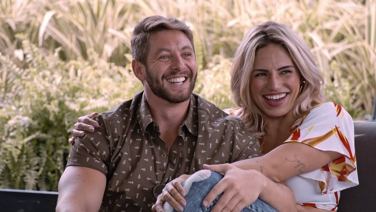 Casal do reality conversa e ri