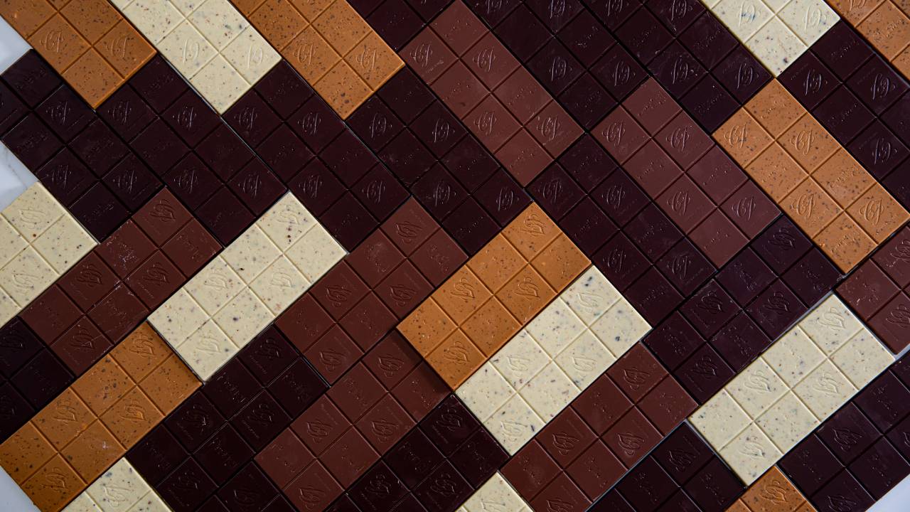 Mosaico de barras de chocolate de diferentes cores.