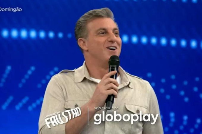 A imagem mostra Luciano Huck encerrando o programa com logo antigo do Domingão do Faustão como crédito