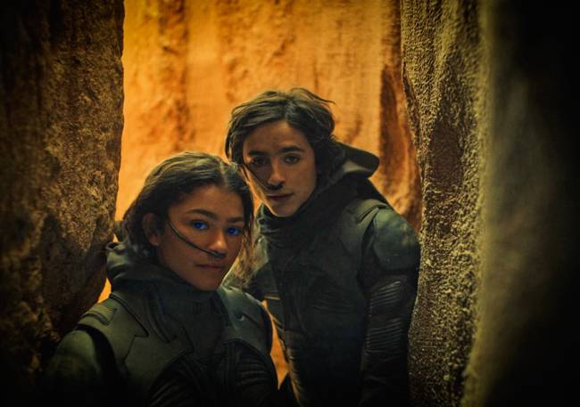 Duna – crédito Warner Bros. Entertainment 2.jpg A imagem mostra Zendaya e Timothée Chalamet em uma caverna.