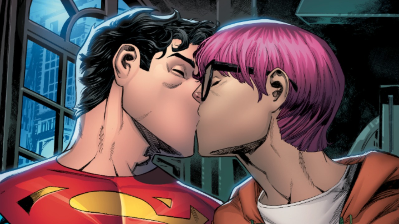 Os personagens Jon Kent (como Super-Homem) e Jay Nakamura, de cabelo rosa, se beijam