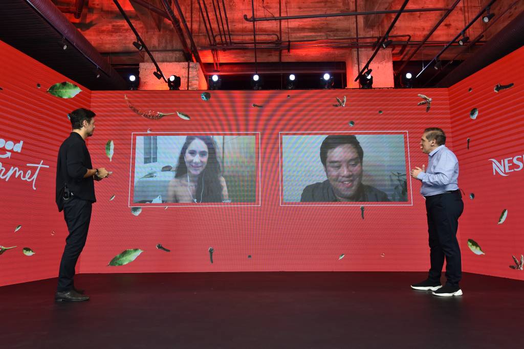 Comer & Beber 2021 – Cerimônia João Vicente e Arnaldo Lorençato no palco da Comer & Beber conversando com repórteres em vídeo.