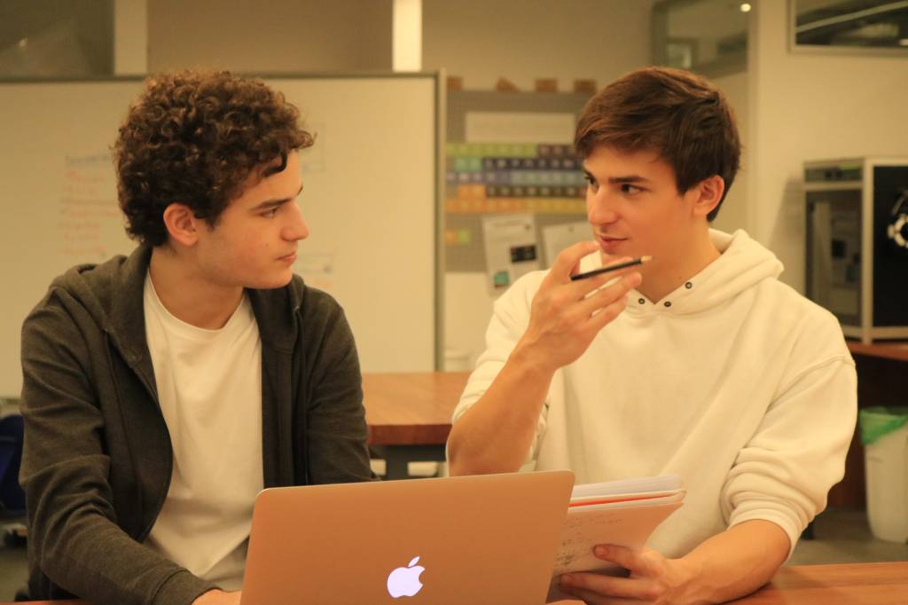 Jovens criam startup com cartão de débito para crianças e adolescentes