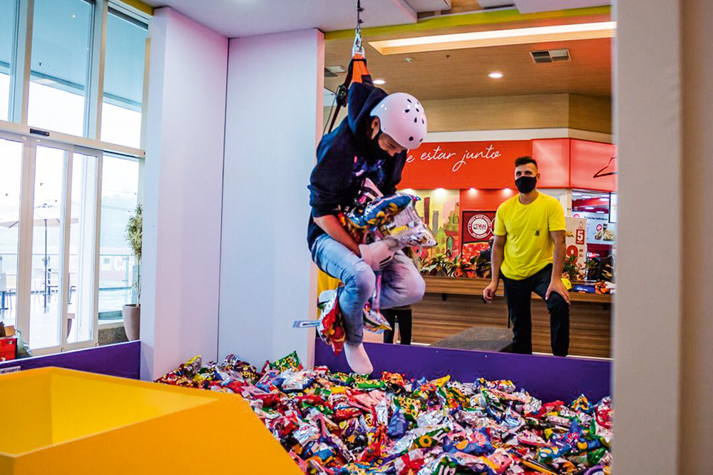 Atração torna jogador ‘gancho’ humano que imita máquinas de pelúcias