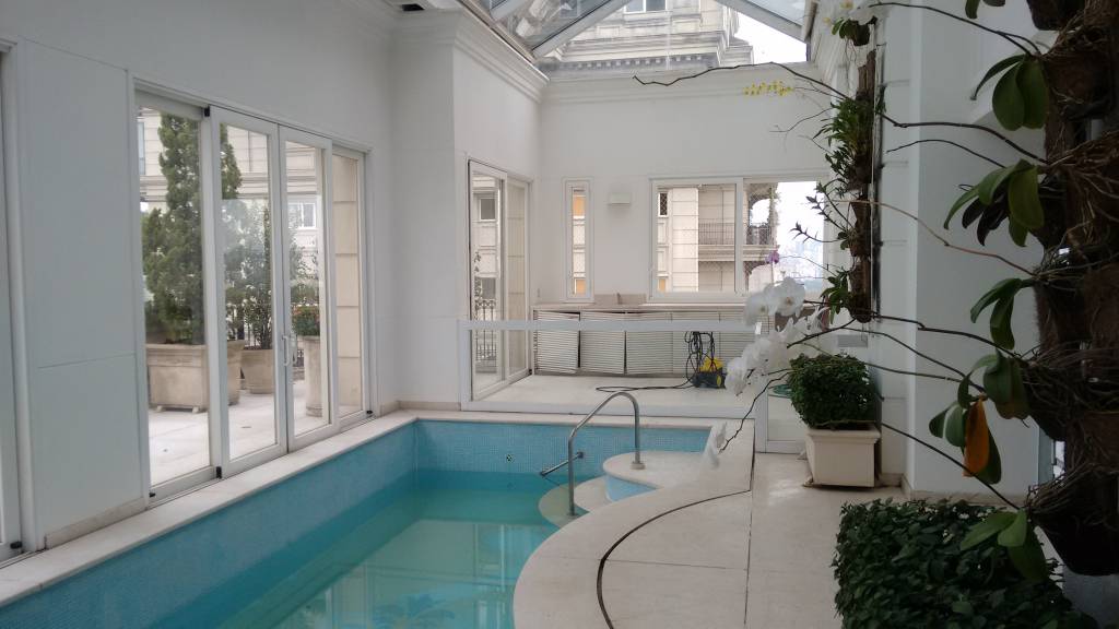 cobertura de luxo imagem da piscina interna da cobertura. Todas as paredes são brancas