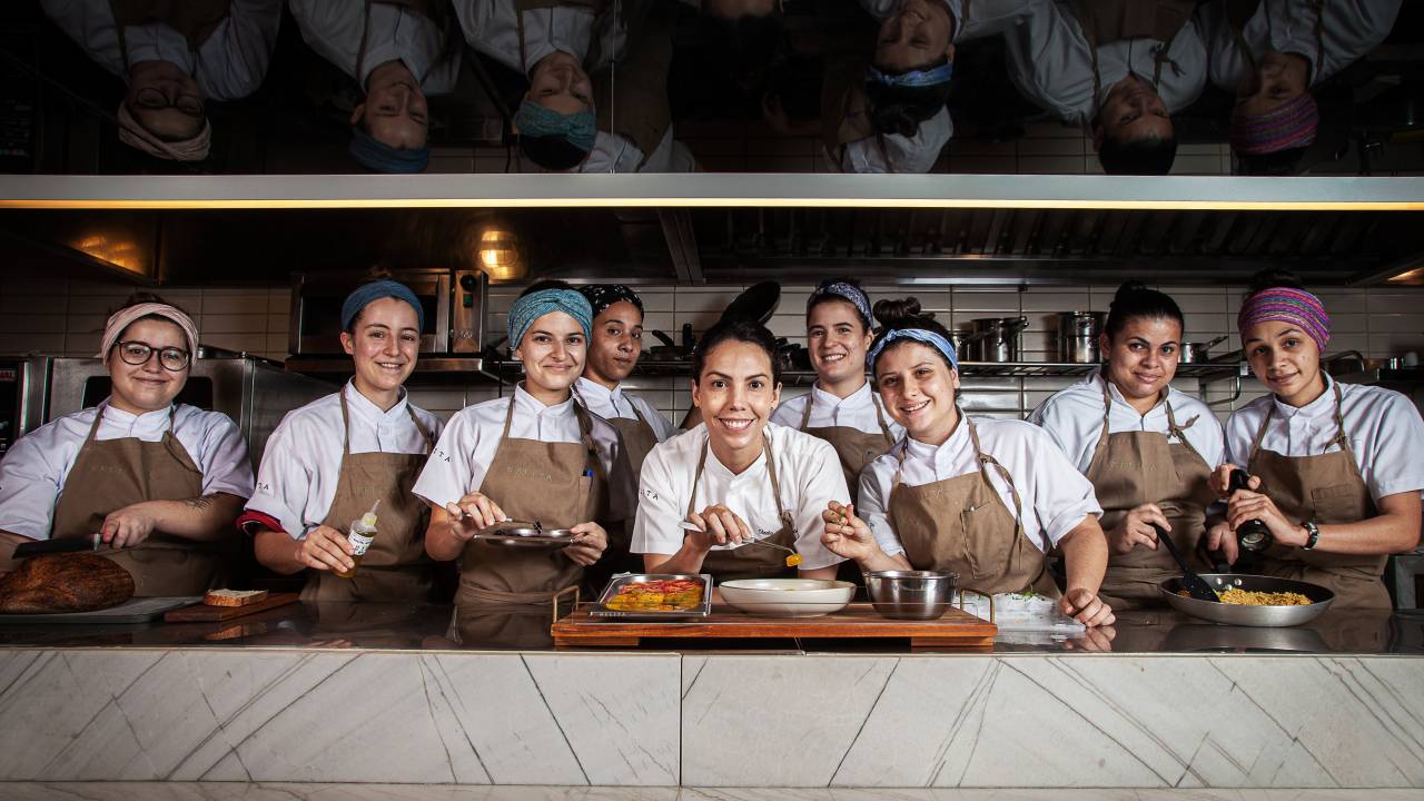 A chef Tássia Magalhães (ao centro) com a sua equipe formada apenas por mulheres na cozinha aberta do Nelita.