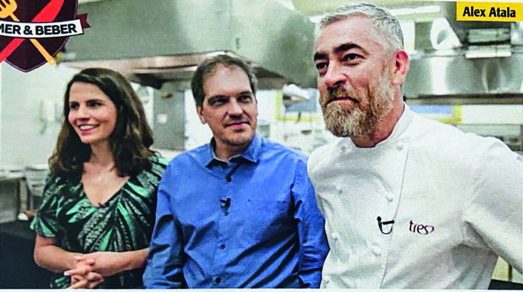 IMG_60Comer & Beber 2021 – Ensaio88 Helena Galante, Arnaldo Lorençato e Alex Atala em cozinha industrial.