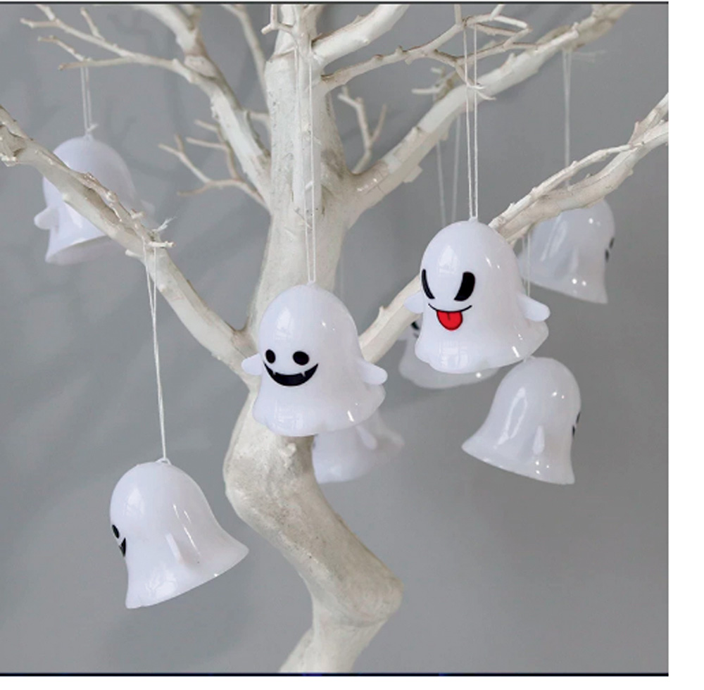 LED fantasminhas.png Luzes de LED em formato de fantasminhas estão penduradas em uma árvore artificial