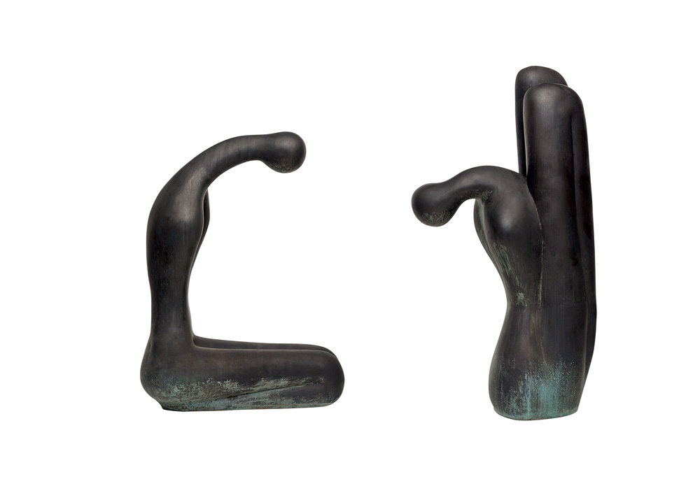 _MARIA MARTINS -01, exposiçaÌ¿o CONSTELAÇAÌ¿O CLARICE, IMS, 08.2021 ©EVERTON BALLARDIN.tif Uma escultura preta tem duas silhuetas. A primeira parece uma pessoa ajoelhada. Na frente dela, a outra parece outra pessoa se curvando à primeira.