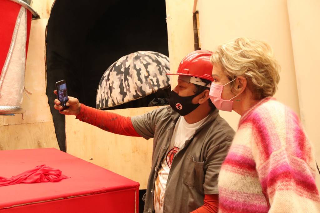 Marta Suplicy – Megaevento Dia da Consciência Negra (3) Marta Suplicy faz selfie com funcionário de exposição.
