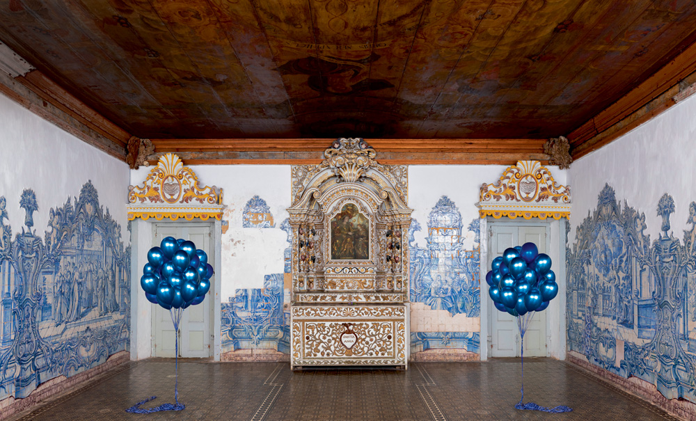Mosteiro-de-São-Bento-exposição-balões-flávia-junqueira sala do mosteiro são bento com dois aglomerados de balões azuis