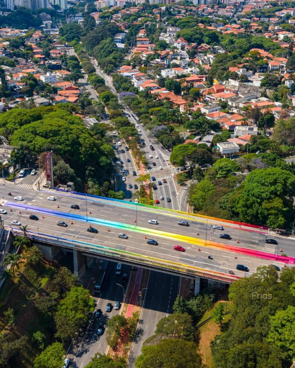 Obra de Mena no Viaduto do Sumaré. (Daniel Frias) (1) Obra de Mena no Viaduto do Sumaré é vista de cima com cores do arco-íris nos muros do viaduto.