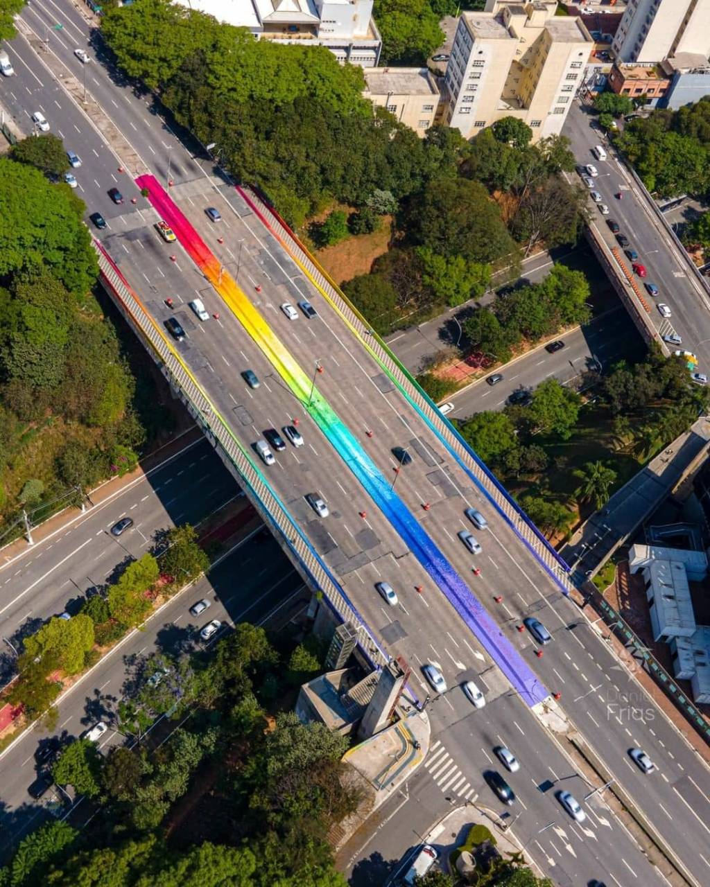 Obra de Mena no Viaduto do Sumaré. (Daniel Frias) (4) Obra de Mena no Viaduto do Sumaré é vista de cima com cores do arco-íris nos muros do viaduto.