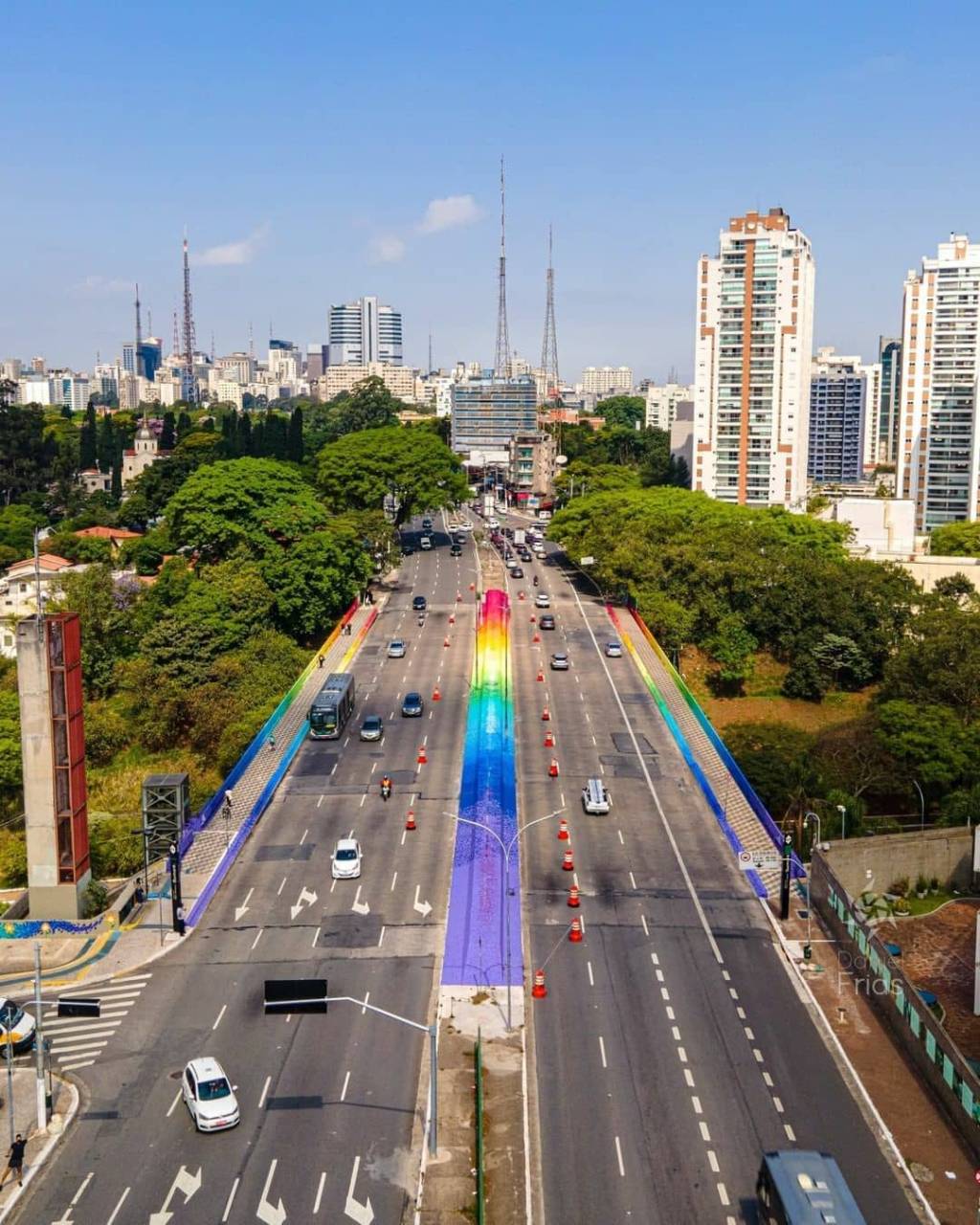 Obra de Mena no Viaduto do Sumaré. (Daniel Frias) (5) Obra de Mena no Viaduto do Sumaré é vista de cima com cores do arco-íris nos muros do viaduto.