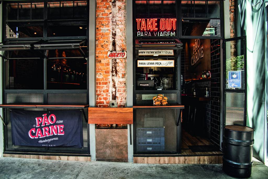 Fachada da hamburgueria Pão com Carne.