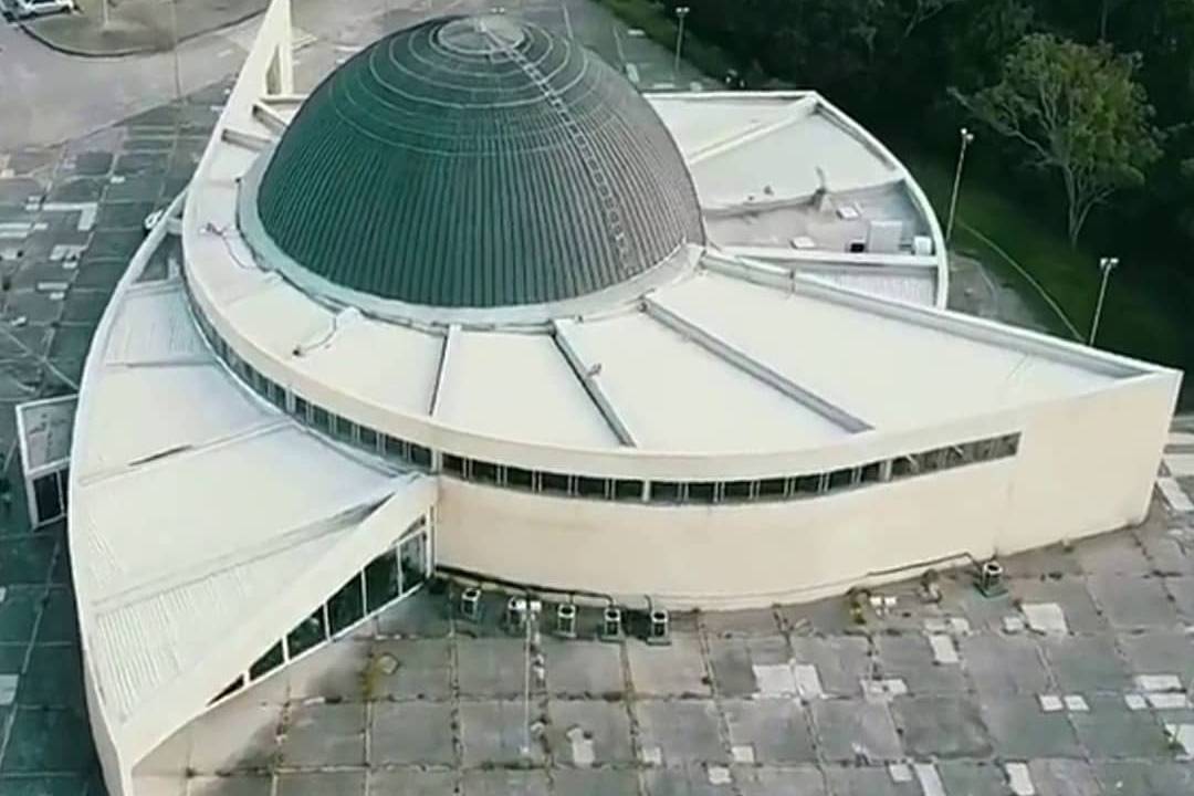 A imagem mostra o planetário do carmo sendo visto de cima.