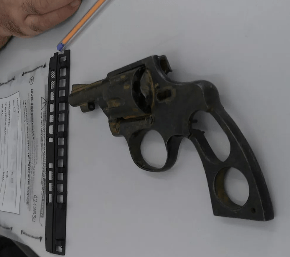 Professor encontra arma dos anos 70 enterrada em praia do litoral paulista