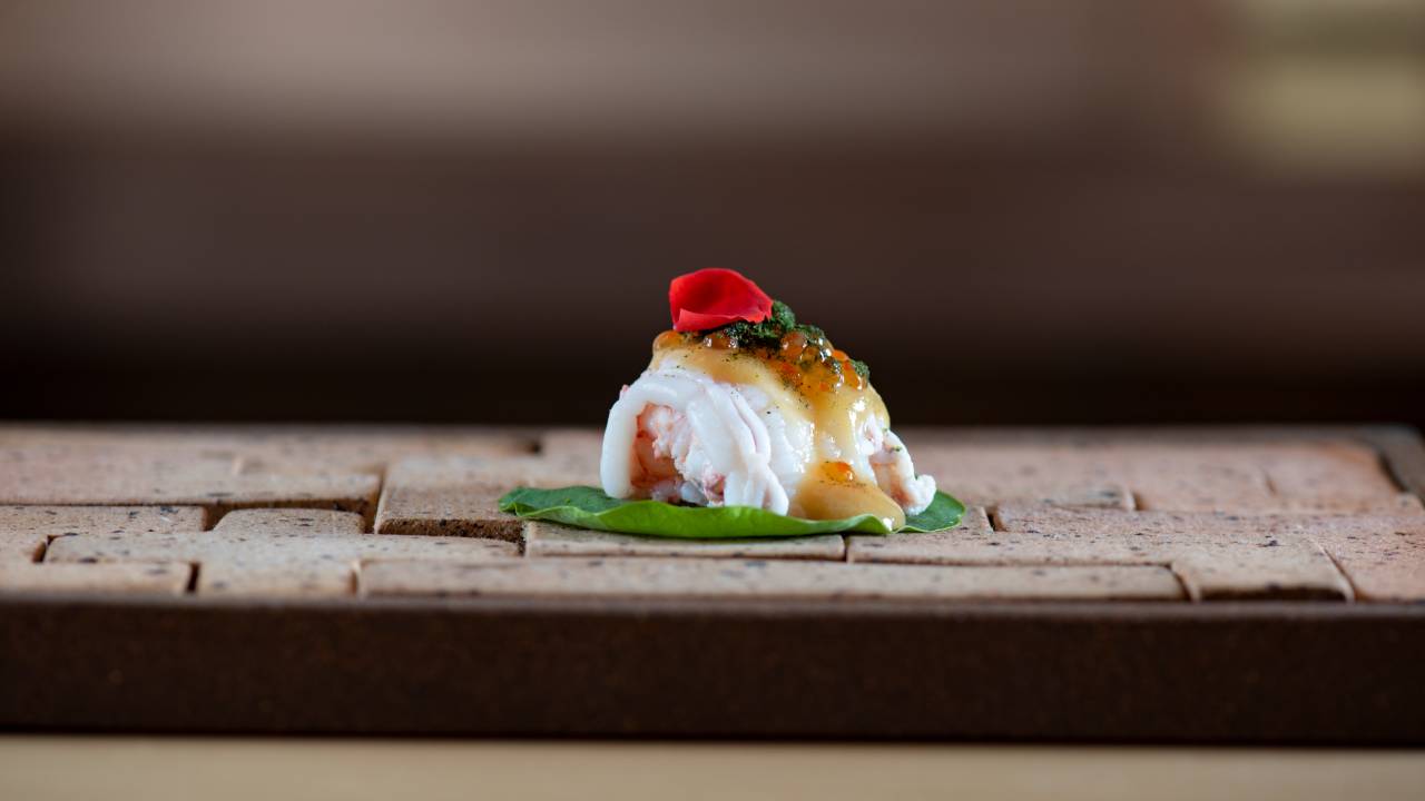 Sushi de lagostim com ovas por cima.