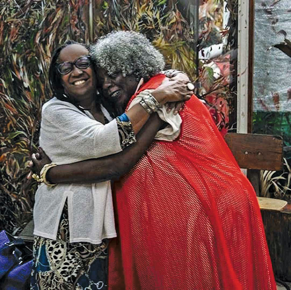 Sueli-Carneiro-e-Conceição-Evaristo sueli carneiro e conceição evaristo se abraçando