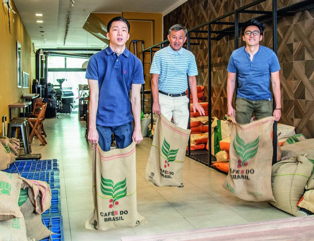 COMER & BEBER 2021 – Um Coffee Co. Garam, Steafano e Boram Um pulando em sacos de café na cafeteria Um Coffee Co.