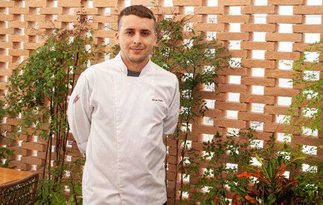 Bruno Assis: chef à frente da cozinha Bruno Assis: chef à frente da cozinha