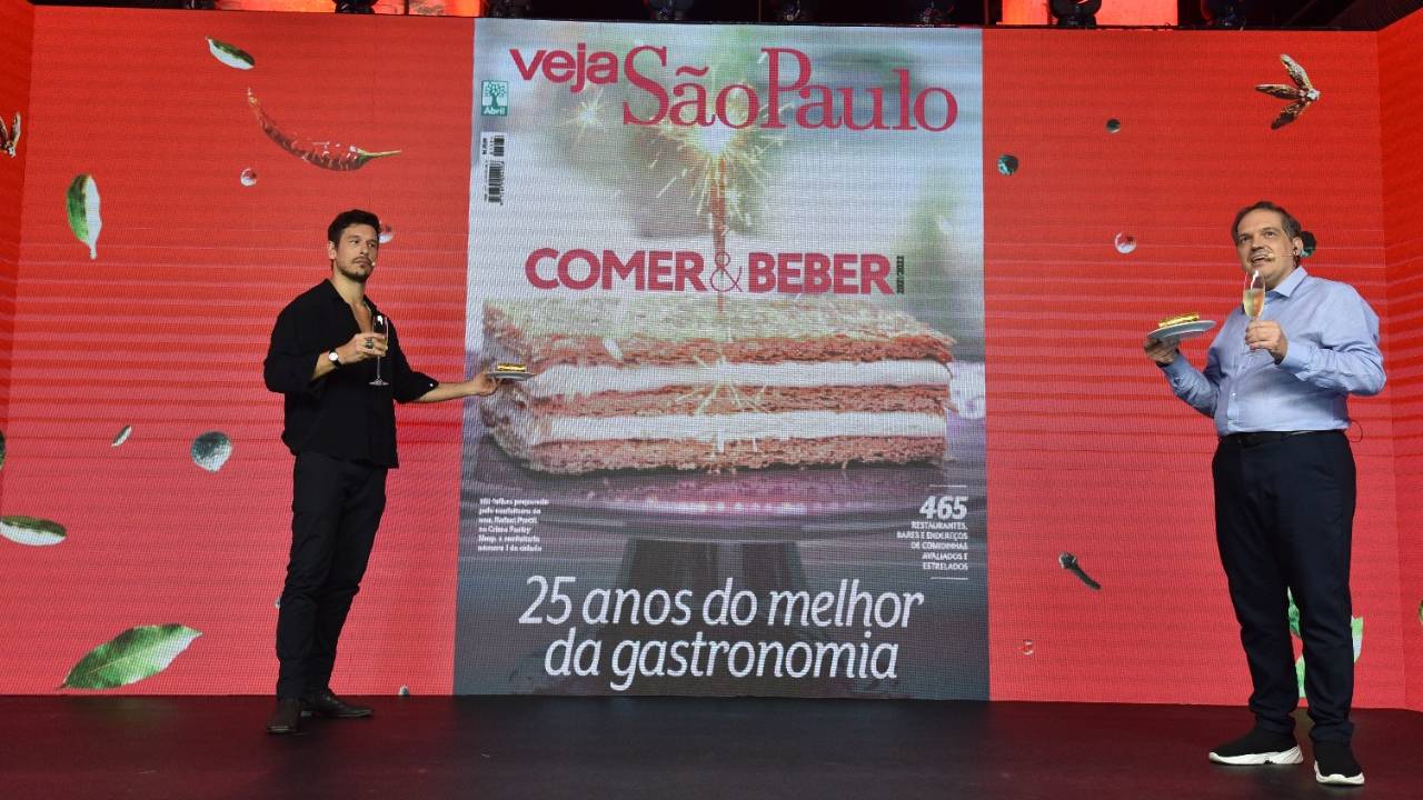 Arnaldo Lorençato e João Vicente no palco da festa da Comer & Beber.