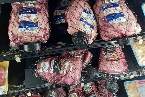 Imagem mostra peças de carne envolvidas por rede com alarme antifurto