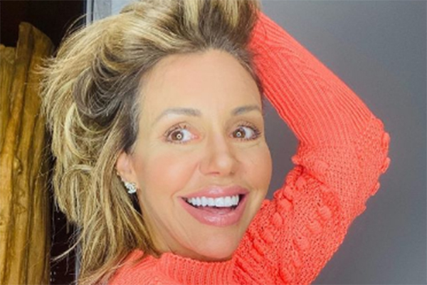 Imagem mostra Renata sorrindo