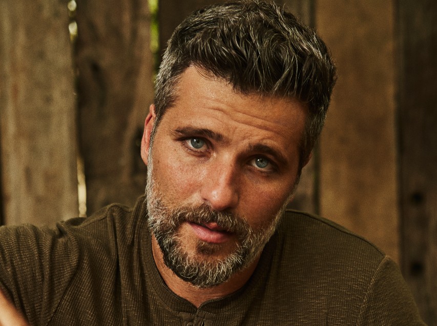 Bruno Gagliasso posa sério para a foto