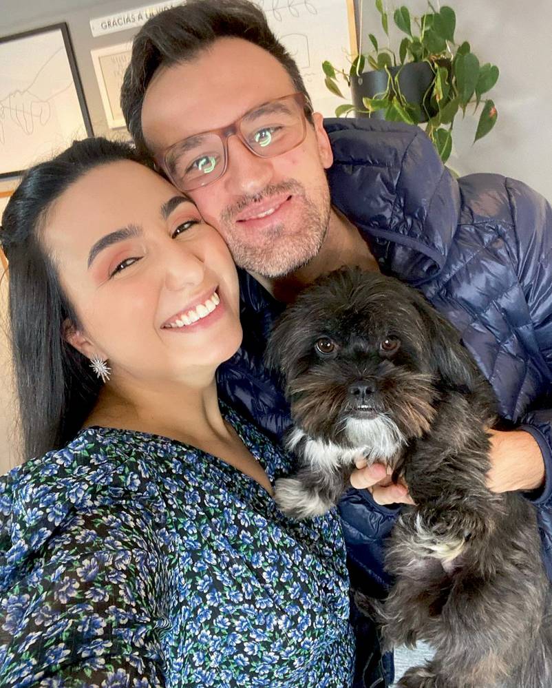 cachorro-nosso-louco-amor-mayara-bruno-juntos-desde-os-13-anos-influenciadores-digitais-decoração mayara e bruno sorrindo segurando o cachorro Jaiminho