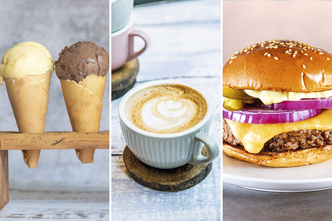 Três imagens verticais unidas por linhas finas brancas. À esquerda duas casquinhas de sorvete em suporte de madeira, ao centro xícara de café com espuma e, à direita, hambúrguer com zoom em prato de louça branca.