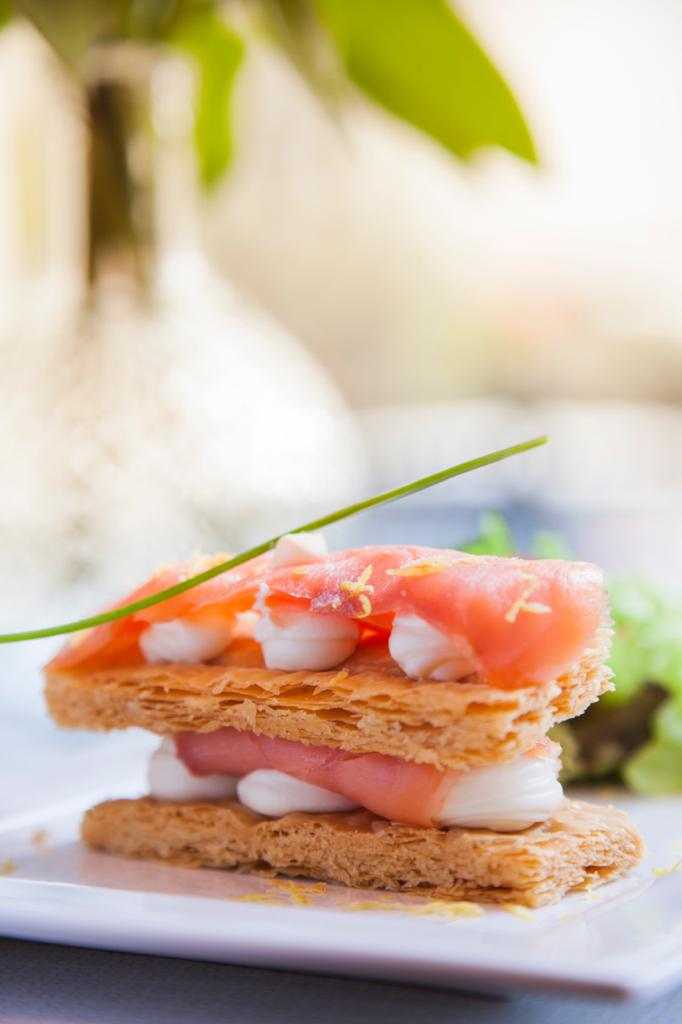 Confeitaria Dama: mil-folhas de salm&atilde;o, bolo de brigadeiro crocante e caf&eacute; formam o kit de R$ 55,00