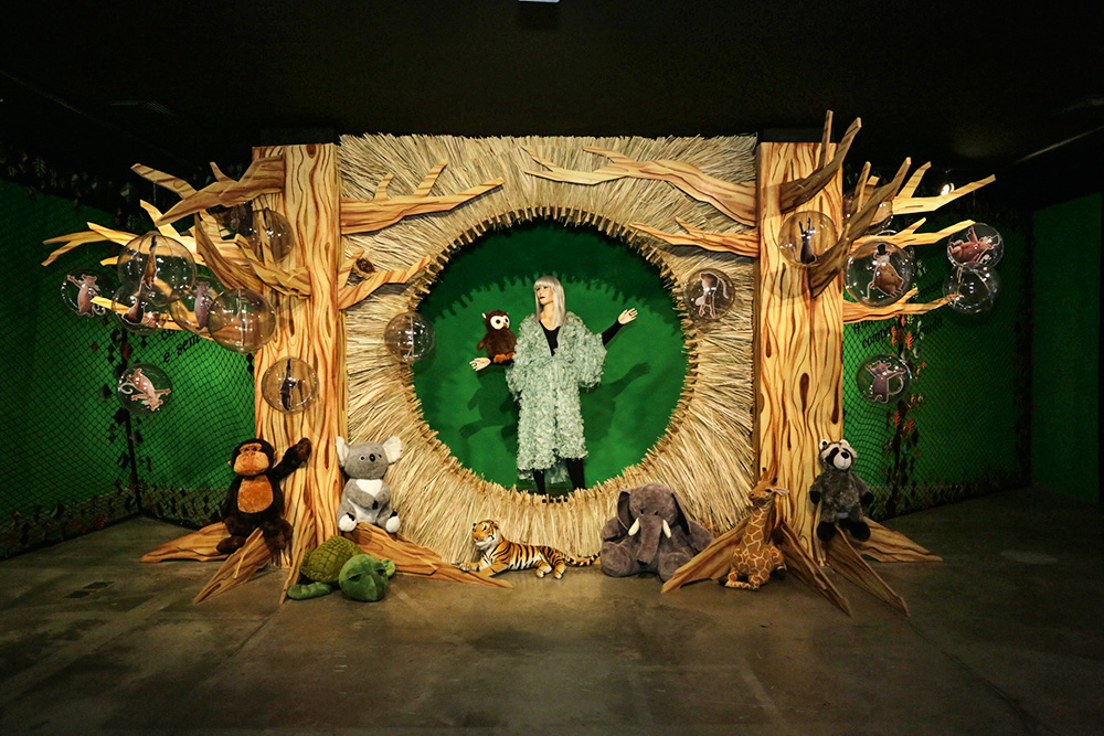 exposição-homenagem-a-rita-lee-mis-deixa-a-desejar-falta-de-cuidado-relação-com-animais imagem de rita lee com diversos animais em volta dela